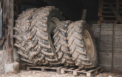 Skladování zemědělských pneumatik ve vertikální poloze
