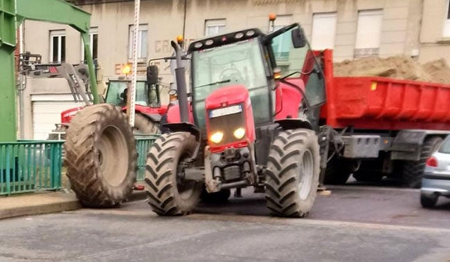 Traktor s nadměrným nákladem